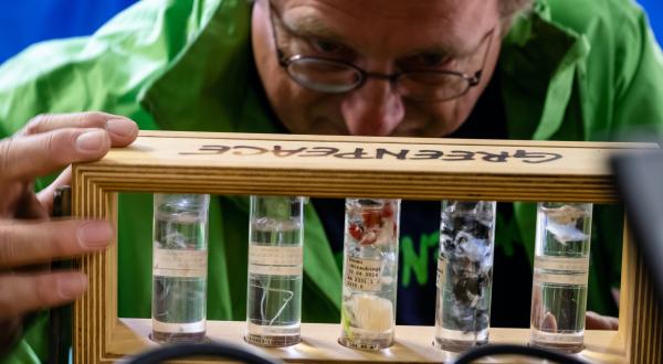 Greenpeace-Chemieexperte Manfred Santen mit Wasserproben