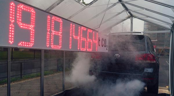 CO2-Schuldenuhr vor dem Berliner Verkehrsministerium