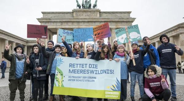 Greenpeace-Kids fordern Meeressschutzgebiete in Berlin vor dem brandenburger Tor