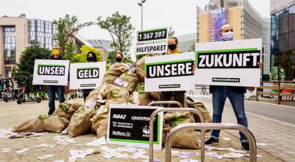Aktive mit Handbannern "Unser Geld, unsere Zukunft"