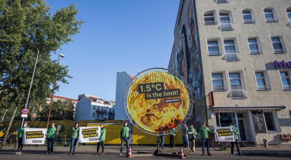 Vor dem Konferenzgebäude, in dem sich die Umweltminister*innen heute in Berlin treffen