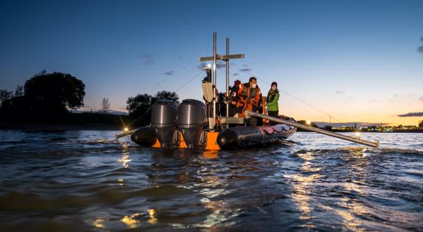 Schlauchboot misst nachts Mikroplastik auf dem Rhein