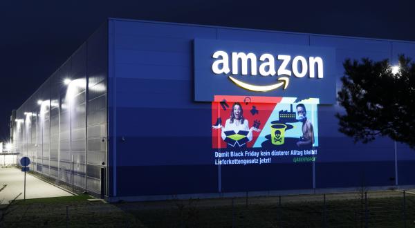 Projektion auf das Logistikzentrum des Onlinehändlers Amazon in Winsen