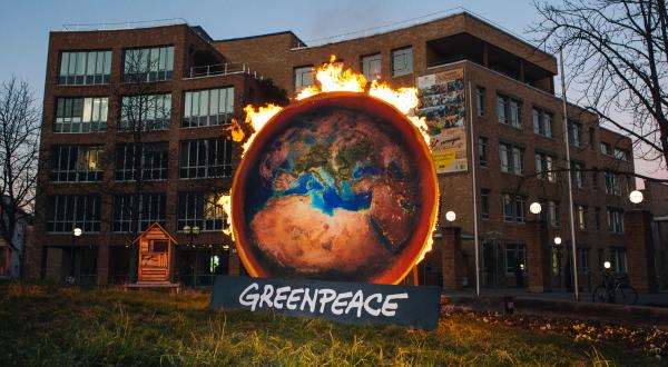 Mit einer brennender Erde protestieren Greenpeace-Aktive vor dem Umweltministerium in Stuttgart gegen die Gemeinsame Agrarpolitik (GAP).