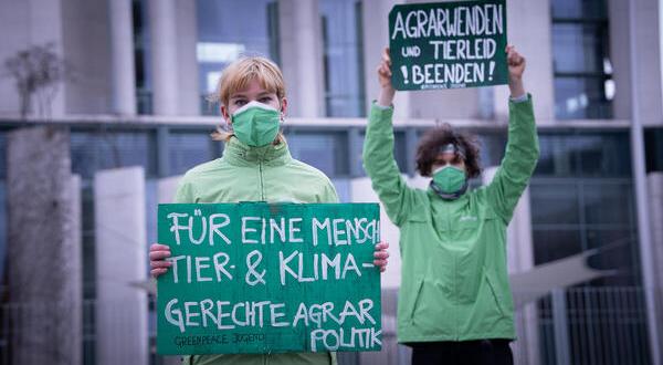 Jugendliche Aktivist:innen fordern vor dem Kanzleramt während der Sitzung der Zukunftskommission Landwirtschaft die Agrarwende