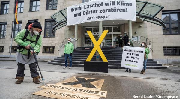 Greenpeace-Aktivist:innen protestieren an der NRW-Staatskanzlei 