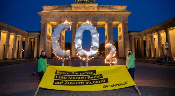 Brennendes CO2-Zeichen am Brandenburger Tor