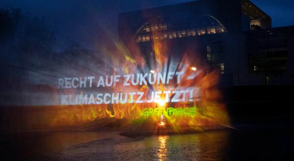 Klimaschutzgesetz-Projektion an Wasserwand in Berlin