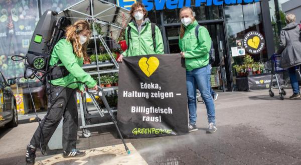 Greenpeace-Aktive vor Edeka-Filiale