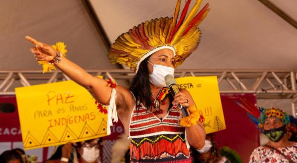 Eine Indigene bei einer Kundgebung