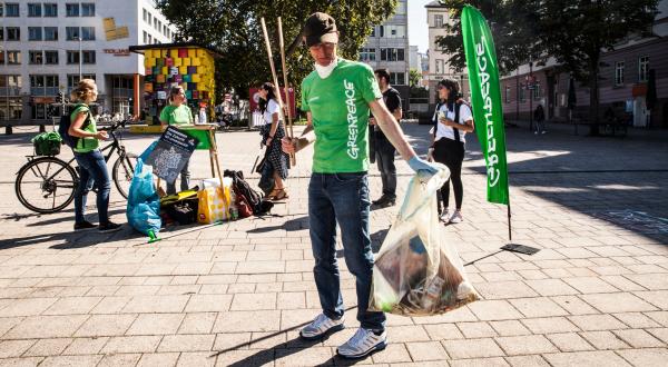Greenpeace-Aktive in Stutgart beim Clean-up-Day
