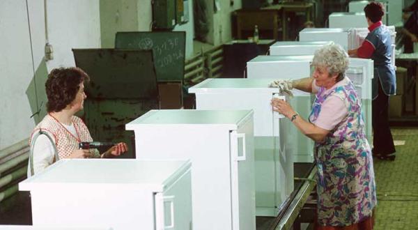 Arbeiterinnen am Fließband der Firma Foron