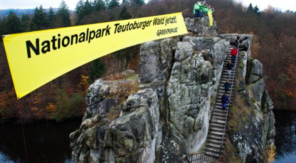 Greenpeace-Aktion an den Externsteinen in Horn-Bad Meinberg.