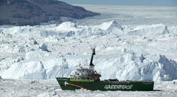 Greenpeace-Schiff Arctic Sunrise im Kangerdlussuaq Fjord in Grönland, Juli 2005