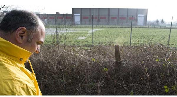 Die Urenco-Urananreicherungsanlage in Gronau, im Vordergrund der Greenpeace-Atomphysiker Heinz Smital