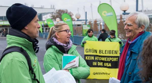 Greenpeace-Sprecherin im Gespräch mit Oliver Krischer, Vorsitzender der Grünen: Greenpeace fordert den Castortransport aus Jülich in die USA zu stoppen