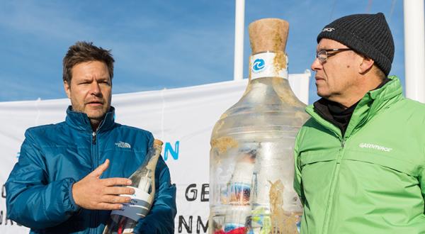 Minister Habeck und Greenpeace-Kampaigner Jörg Feddern