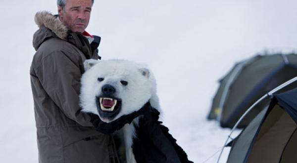 Hannes Jaenicke mit Eisbärenfell