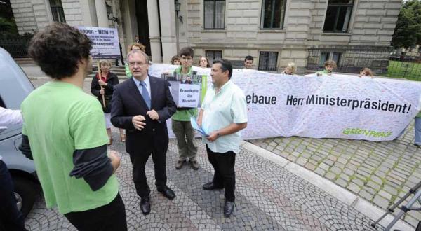 Übergabe von Unterschriften gegen Braunkohletagabaue in Magdeburg, Juli 2011