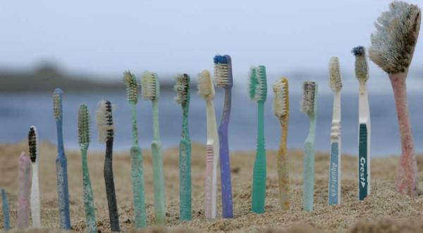 Plastik Zahnbürsten am Strand von Honolulu, Hawaii im Oktober 2006