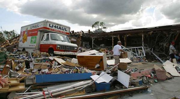 Hurrikan Charlie verwüstet Florida: Anwohner verladen ihre letzten Habseligkeiten in einen Truck, August 2004