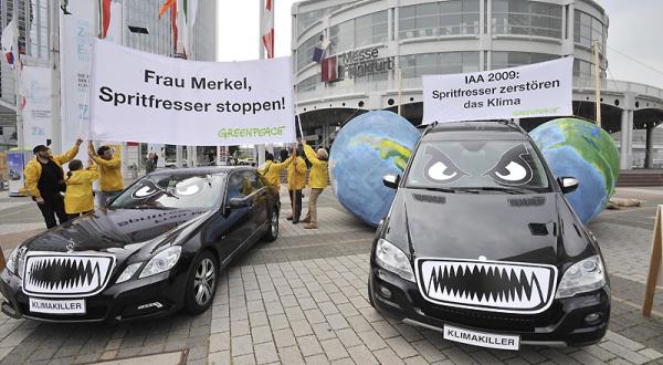 Greenpeace-Aktion gegen klimaschädliche Autos vor dem Eingang der IAA 09/17/2009