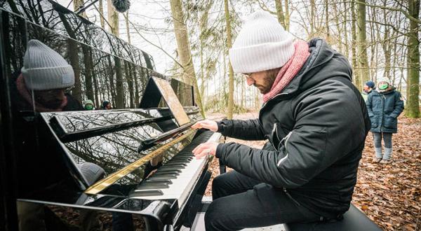 An einer für den Ausbau der Autobahn A49 kahl geschlagenen Schneise spielt Levit für den Klimaschutz Klavier.