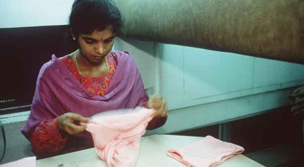 Maikal-Projekt, Babystrampler aus biologisch angebauter Baumwolle wird auf Qualität geprüft, Juli 1997