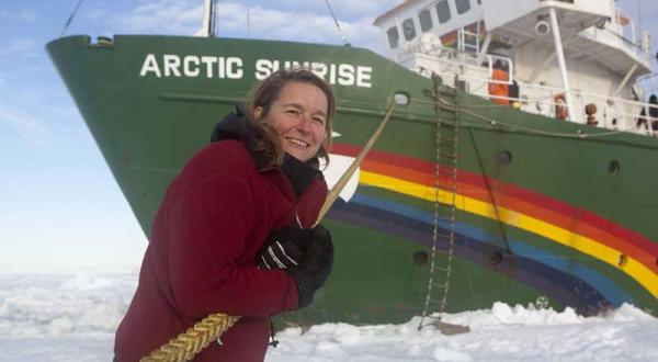 Greenpeace-Meeresbiologin Iris Menn vor der "Arctic Sunrise", September 2009