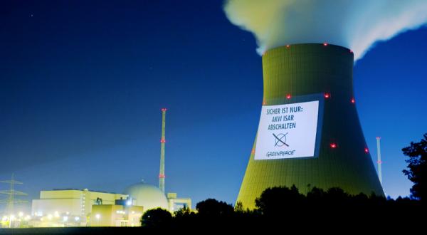 Projektion auf das Atomkraftwerk Isar: "Sicher ist nur: AKW Isar abschalten!"  09/11/2009