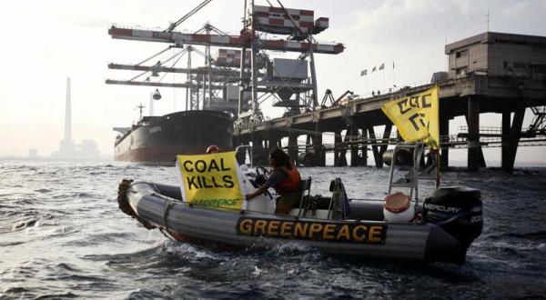 Greenpeacer verhindern durch besetzte Hafenkräne Kohleverladung, Juli 2010