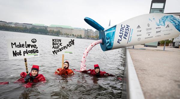 Jugendliche Greenpeace-Aktivisten protestieren in der Hamburger Alster gegen Mikroplastik