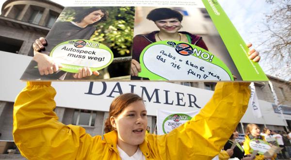 Greenpeace-Jugendliche protestieren vor der Hauptversammlung von Daimler in Berlin 04/08/2009