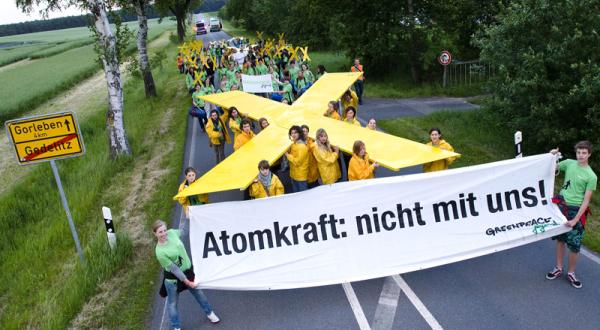 Greenpeace-Jugendliche protestieren in Gorleben gegen die Laufzeitverlängerungen. 06/11/2010