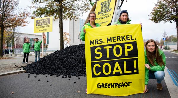 Kohlelaster mit Aktivisten und Kohlehaufen vorm Bundeskanzleramt