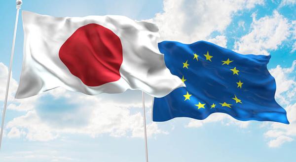 Die Flaggen von Japan und der EU