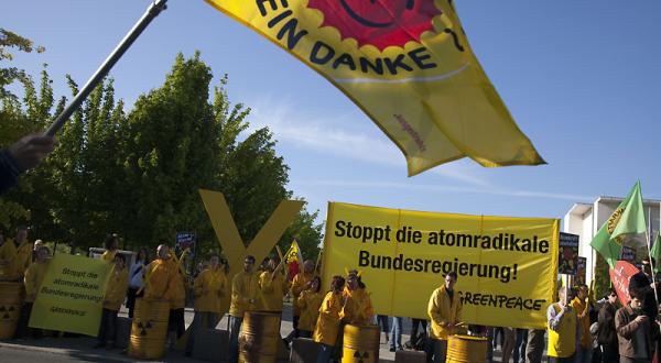 Protest vor dem Bundeskanzleramt 06/04/2010