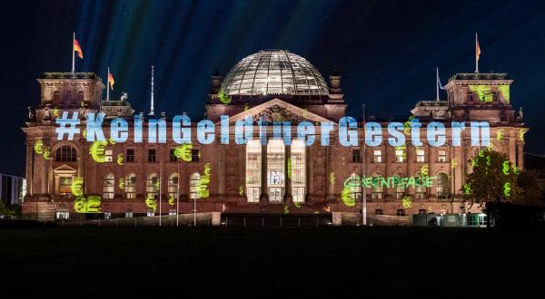 "Kein Geld für gestern" wird an den Reichstag projiziert