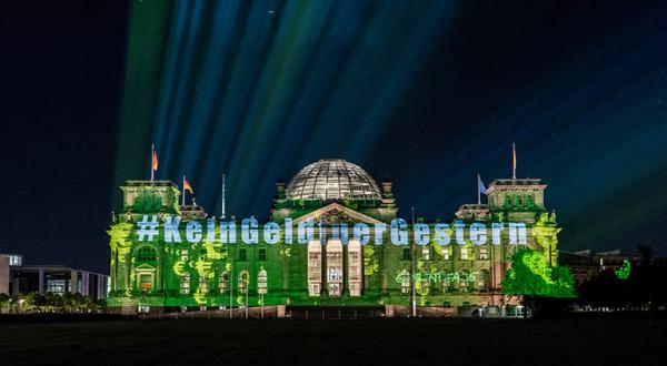 "Kein Geld für Gestern"-Projektion auf  Berliner Reichstag