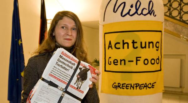 Im Verbraucherministerium: Greenpeace übergibt 400.000 Unterschriften aus Deutschland für die Kennzeichnung von Gen-Food. 2009