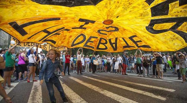 Demonstration zum Klimagipfel 2014 New York: Ein Mädchen läuft unter einem Banner