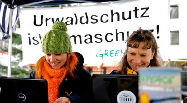 Greenpeacer in Köln twittern Klimaschutz-Nachrichten von Passanten zur Twitterwall, Dezember 2009