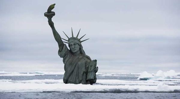 Der Klimawandel lässt den Meeresspiegel schmelzen. Greenpeace-Aktivisten haben ein Modell der Freiheitsstatue im Arktischen Meer versenkt, um auf das Ansteigen des Meeresspiegel aufmerksam zu machen. 09.07.2014