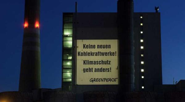 Start der Anti-Kohle-Tour: Projektion auf Gaskraftwerk gegen geplante Kraftwerke Mainz-Wiesbaden. September 2007