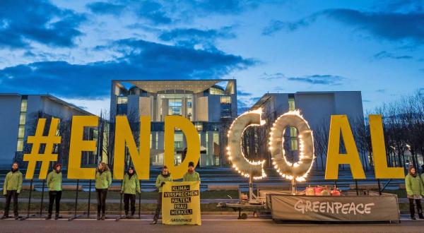 Greenpeace-Aktivisten mit großen "#End Coal"-Buchstaben in Berlin vor dem Kanzleramt