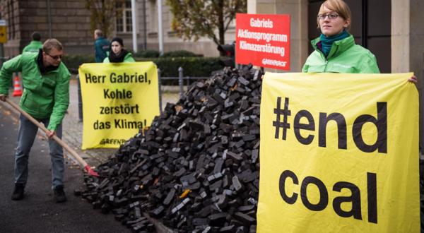 Greenpeace-Aktivisten mit Transparenten und einem Haufen Kohle vor Gabriels Ministerium