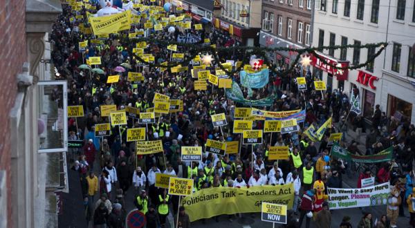 Hunderttausend Menschen demonstrieren in Kopenhagen für Klimaschutz. 12/12/2009