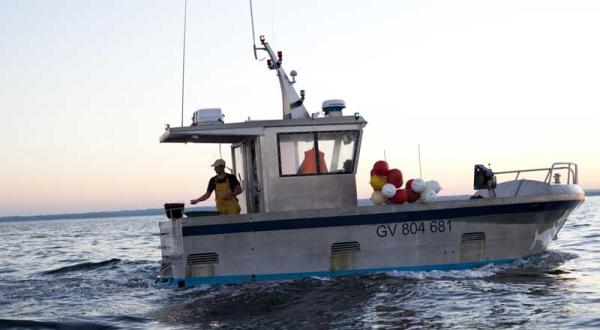 Französischer handwerklicher Küstenfischer. September 2012