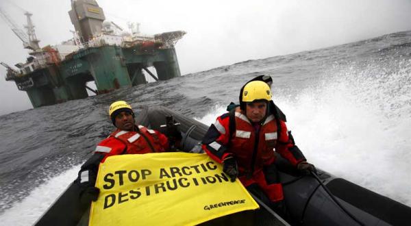 Protest vor Leiv Eiriksson: Kumi Naidoo und Ulvar Arnkvaern im Schlauchboot, Juni 2011