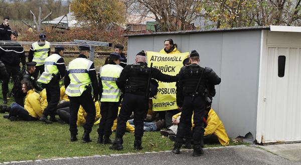 Greenpeace-Aktivisten protestieren am deutsch-französischen Grenzübergang bei Lauterbourg 06.11.2010 
